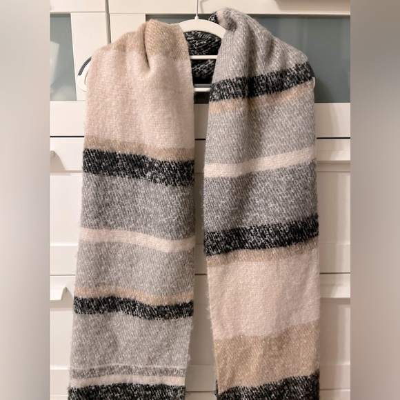 American Eagle Outfitters Cozy Fringe Blanket Scarf - Picture 3 of 7